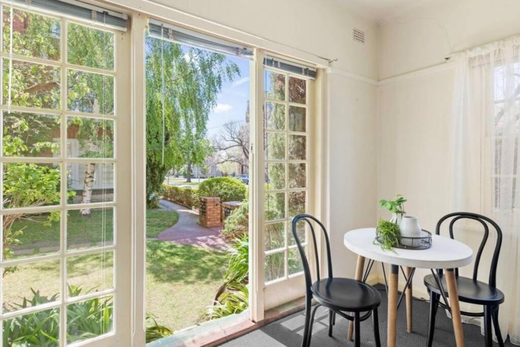 East Melbourne City Studio - Amazing Location & Sunny Charm Apartment Bagian luar foto