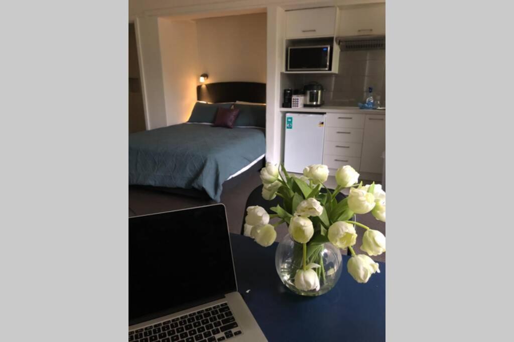 East Melbourne City Studio - Amazing Location & Sunny Charm Apartment Bagian luar foto